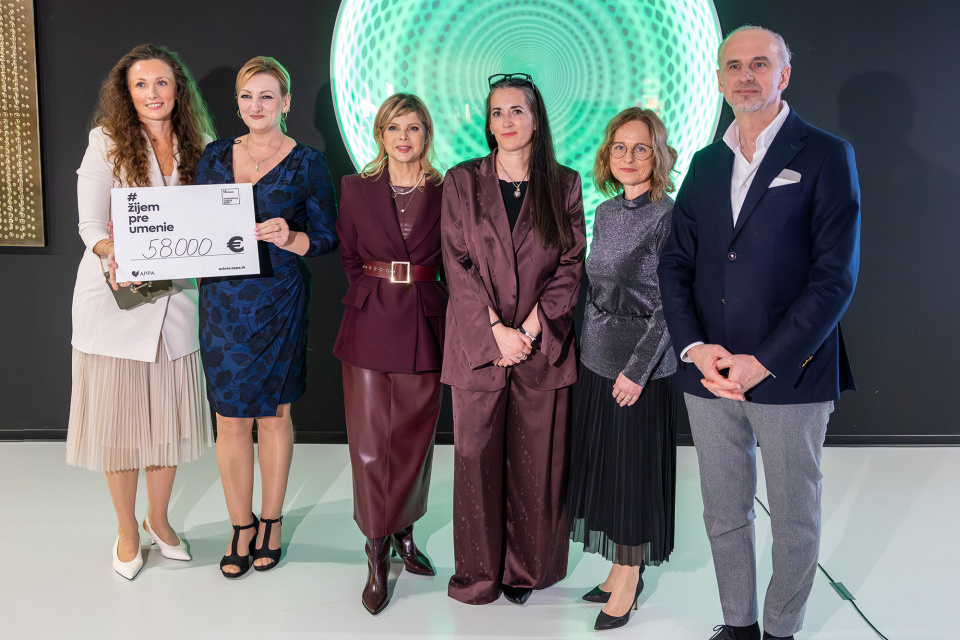 Symbolický šek s výťažkom si prevzala zástupkyňa podporených rodín | Foto: TS