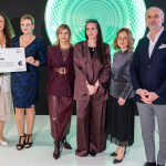 Symbolický šek s výťažkom si prevzala zástupkyňa podporených rodín | Foto: TS