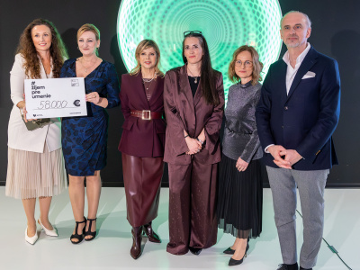 Symbolický šek s výťažkom si prevzala zástupkyňa podporených rodín | Foto: TS