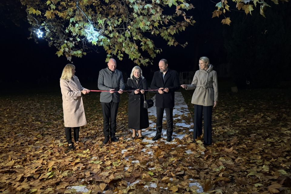 Prestrihnutím pásky otvorila majiteľka Decoledu, primátor Serede a trnavský župan svetelnú výstavu | Foto: Tomáš Buday
