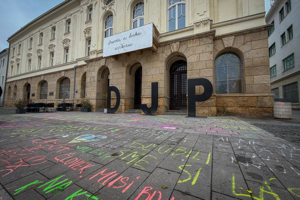 Kriedové nápisy na dlažbe na Trojičnom námestí v Trnave (16. 11. 2025). Balkón Divadla Jána Palárika bol centrom diania aj v novembri 1989. | Foto: red.