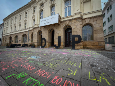 Kriedové nápisy na dlažbe na Trojičnom námestí v Trnave (16. 11. 2025). Balkón Divadla Jána Palárika bol centrom diania aj v novembri 1989. | Foto: red.
