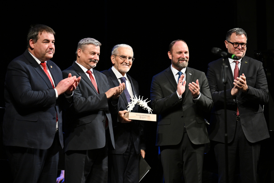 Zľava podpredsedovia TTSK kraja Rastislav Mráz, József Berényi, ocenený Martin Bútora, predseda TTSK kraja Jozef Viskupič a podpredseda TTSK Patrik Voltmann počas odovzdávania Ceny slobody Antona Srholca. | Foto: Lukáš Grinaj, TASR