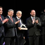 Zľava podpredsedovia TTSK kraja Rastislav Mráz, József Berényi, ocenený Martin Bútora, predseda TTSK kraja Jozef Viskupič a podpredseda TTSK Patrik Voltmann počas odovzdávania Ceny slobody Antona Srholca. | Foto: Lukáš Grinaj, TASR