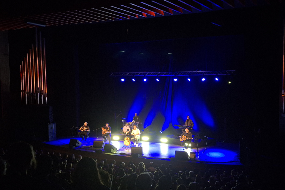 Typické krátke riflové kraťasy vymenil za dlhé rifle | Foto: Trnavské rádio