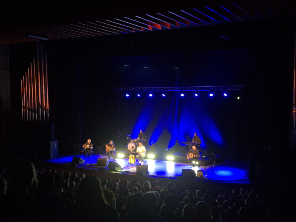 Typické krátke riflové kraťasy vymenil za dlhé rifle | Foto: Trnavské rádio