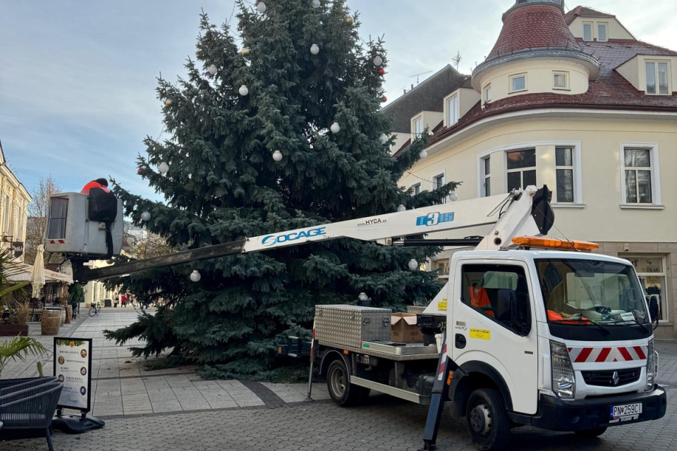 Stromček bude svietiť až o týždeň | Foto: Trnavské rádio