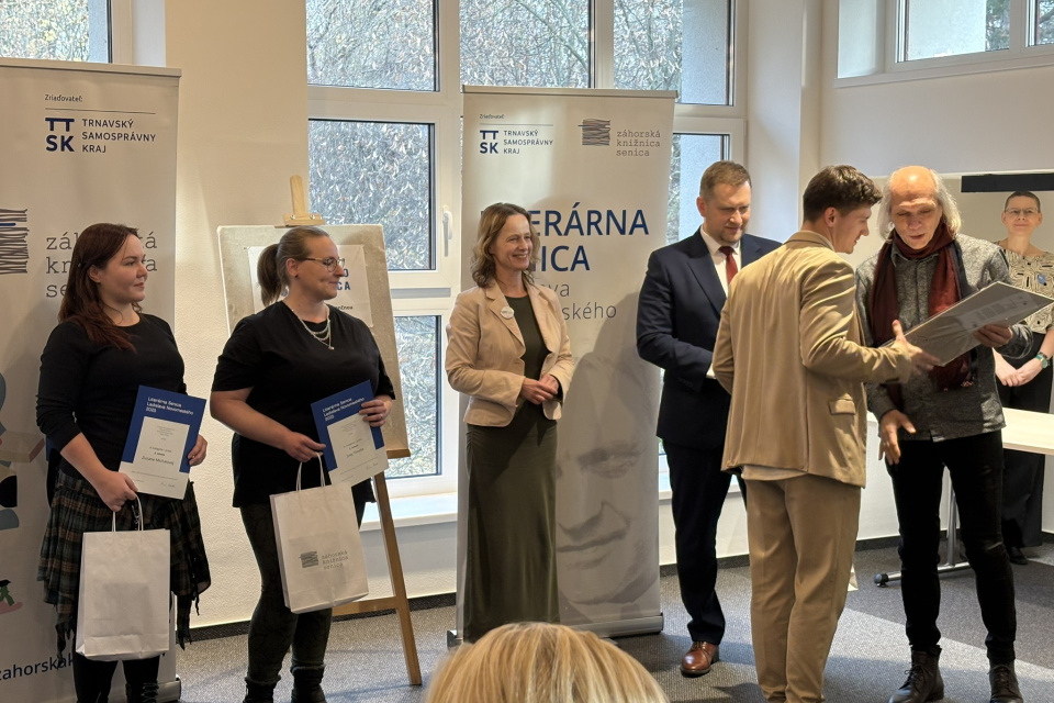 Ceny si prevzali z rúk porotkýň a primátora Senice | Foto: Michaela Martišíková, Trnavské rádio 