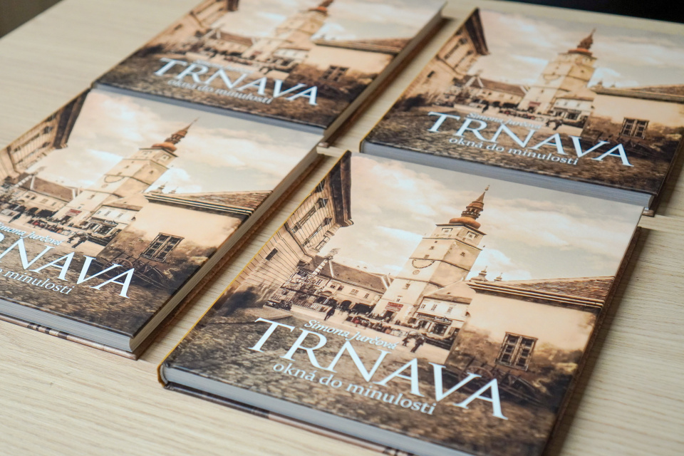Vyšla kniha Simony Jurčovej Trnava - okná do minulosti. | Foto: Barbora Jurčová