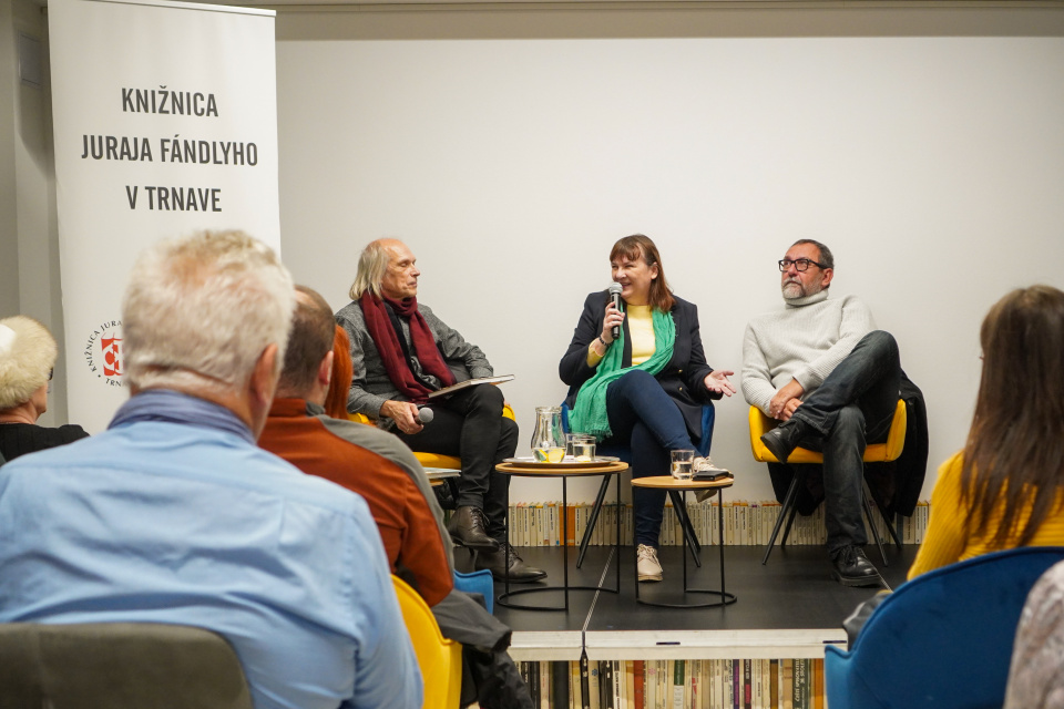 Na snímke autorka Simona Jurčová, vydavateľ Miloš Prekop (vpravo) a riaditeľ Knižnice J. Fándlyho Pavol Tomašovič. | Foto: Barbora Jurčová