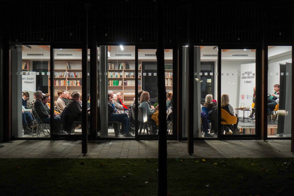 V záhradnej čitárni Knižnice Juraja Fándlyho krstili v stredu (19. 11.) novú knihu Simony Jurčovej. | Foto: Barbora Jurčová
