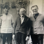 Dokument je vyskladaný aj z archívnych fotografií, na snímke je páter Krapka, jeho priateľ Viskupič a Osvald | Zdroj: Matúš Demko