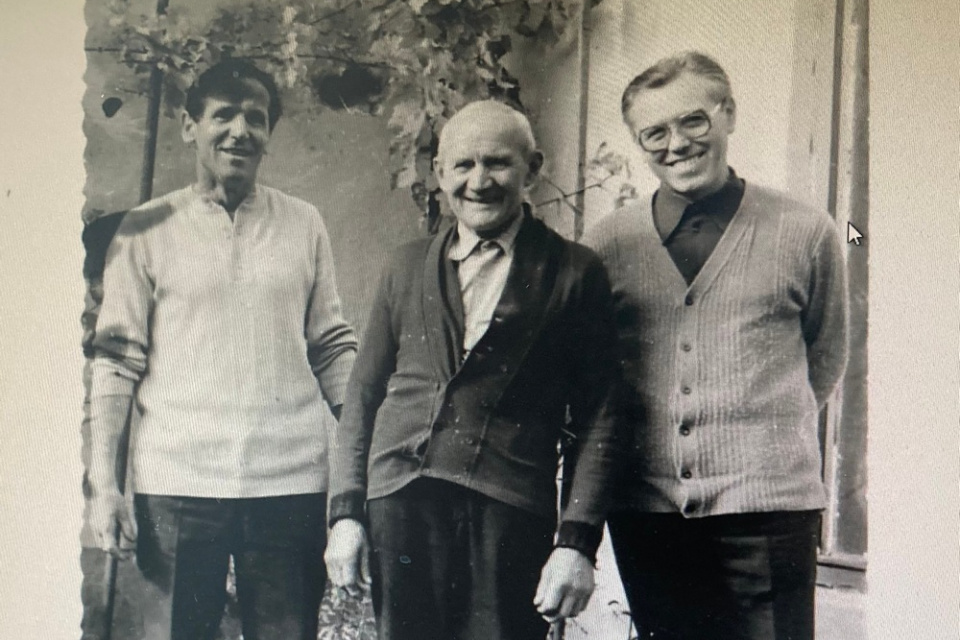 Dokument je vyskladaný aj z archívnych fotografií, na snímke je páter Krapka, jeho priateľ Viskupič a Osvald | Zdroj: Matúš Demko