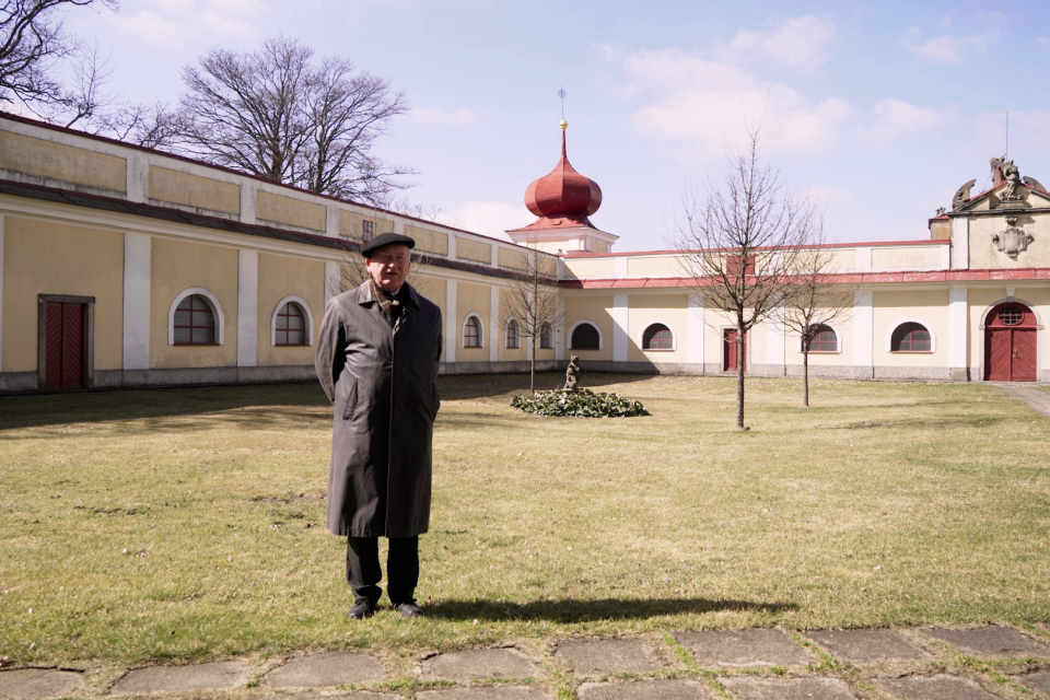 Ladislav Csontos rozprával o bratovi Martinovi aj v dokumente | (snímka z filmu, Králiky) Zdroj: Matúš Demko 