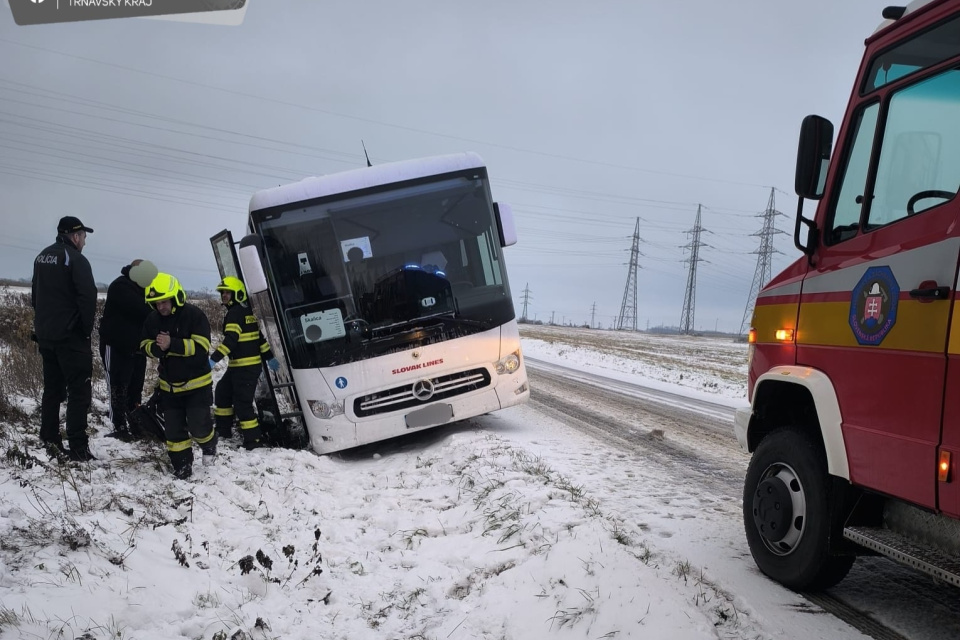 Desiatky ľudí ostali uväznené v autobuse. | Foto: PZSR