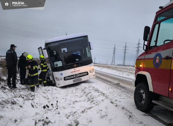 Desiatky ľudí ostali uväznené v autobuse. | Foto: PZSR