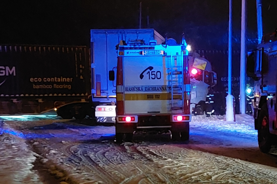 Ťahač skončil medzi nákladnými vozňami a signalizáciou. | Foto: Peter Kovacs, Trnavsky Kraj Dopravny Servis