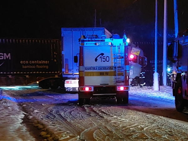 Ťahač skončil medzi nákladnými vozňami a signalizáciou. | Foto: Peter Kovacs, Trnavsky Kraj Dopravny Servis