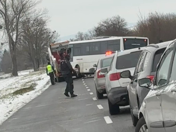 Pri havárií linky Slovak lines do Skalice sa nik nezranil. | Foto: Frederika Péčiová, Dopravný servis SE, SI a okolie