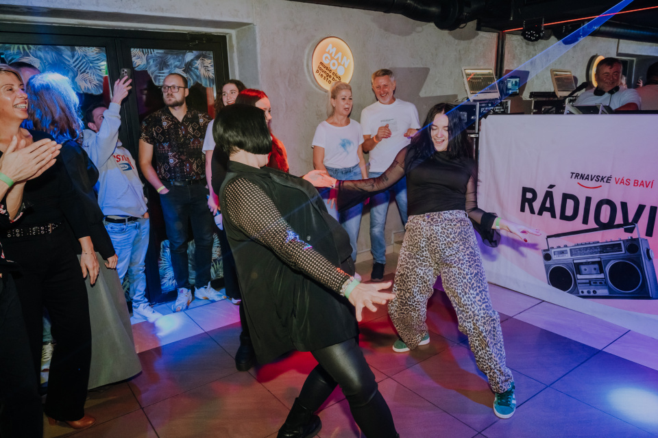 Tanečný súboj dvoch odvážnych dám.