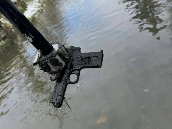 Nález pripomína Colt M1911. | Foto: Viliam Kezmarky 