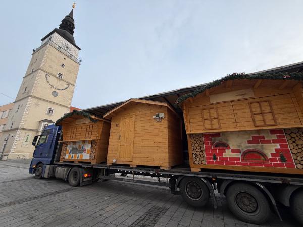 Do centra privážajú stánky | Foto: Trnavské rádio