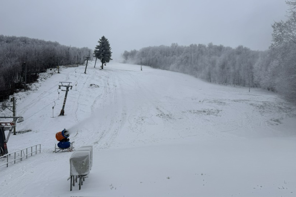 Na Pezinskej Babe zasnežujú | Zdroj: Lyžiarsky klub Baba