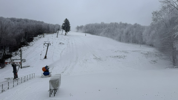 Na Pezinskej Babe zasnežujú | Zdroj: Lyžiarsky klub Baba