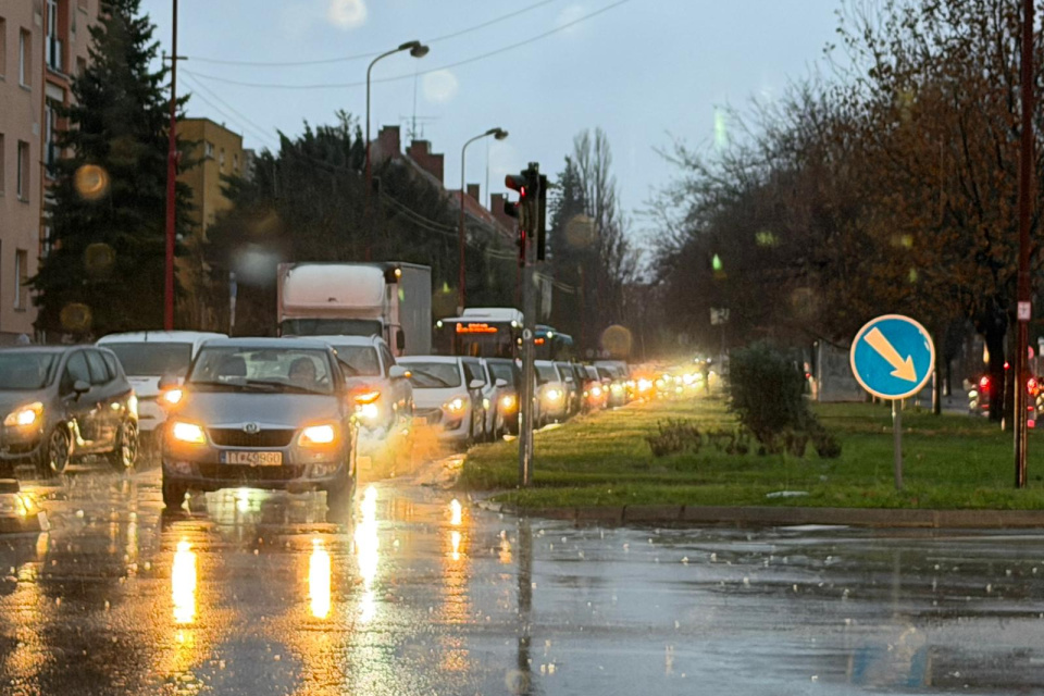 Na Študentskej v Trnave sú kolóny | Foto: Trnavské rádio