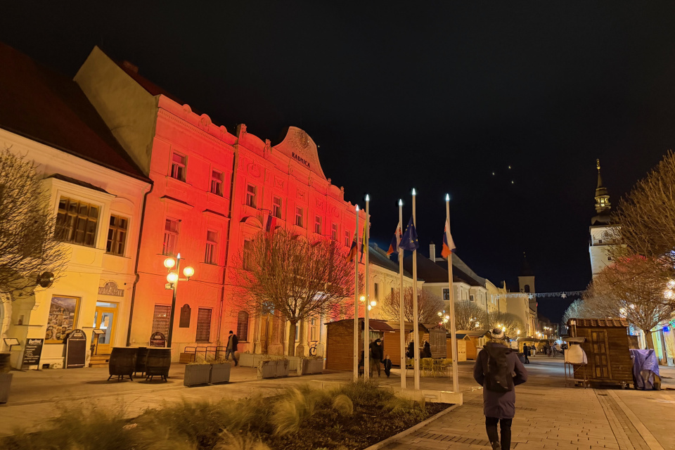 Radnica v Trnave svieti načerveno | Zdroj: Trmavské rádio