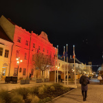 Radnica v Trnave svieti načerveno | Zdroj: Trmavské rádio