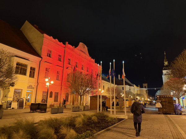 Radnica v Trnave svieti načerveno | Zdroj: Trmavské rádio