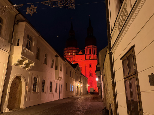 Bazilika sv. Mikuláša v Trnave svieti tiež | Zdroj: Trnavské rádio