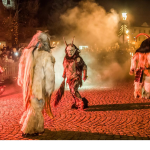 Ulice Skalice sa zaplnia Krampusmi a pekelnými autami | Foto: Beata Tokošová