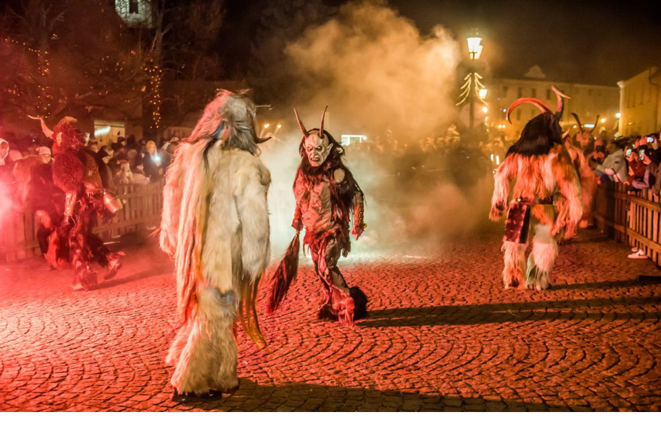Ulice Skalice sa zaplnia Krampusmi a pekelnými autami | Foto: Beata Tokošová