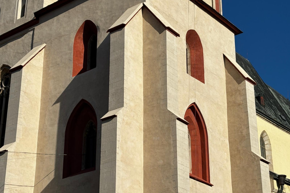 Okná baziliky dostali červený vzhľad | Foto: Zuzana Benková, Trnavské rádio