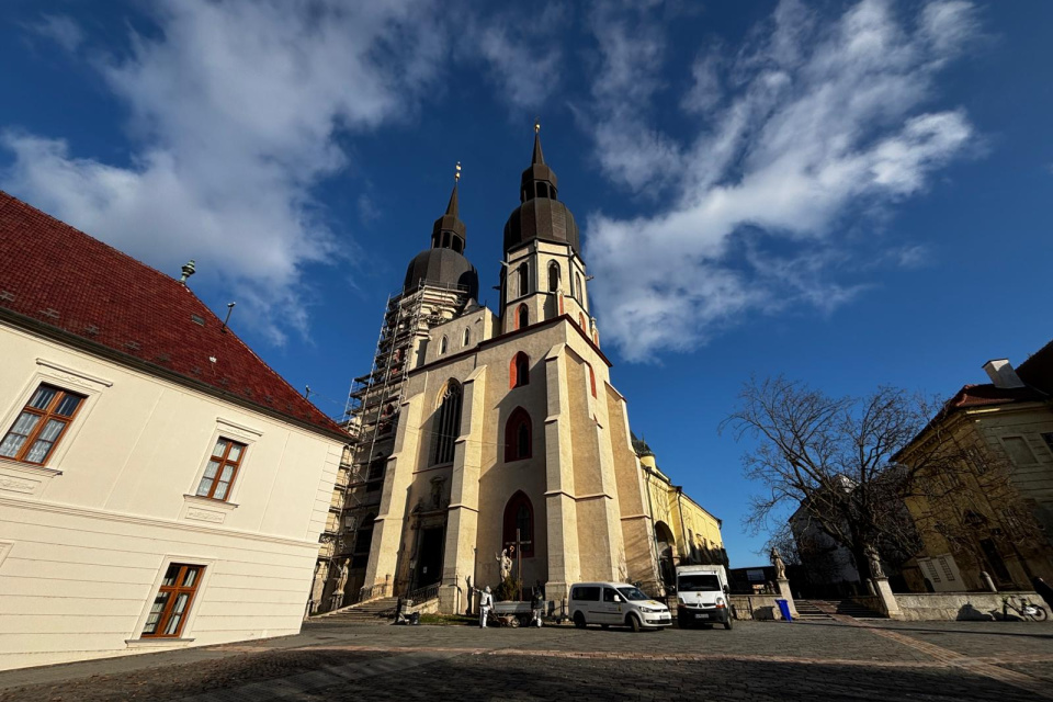 V okolí baziliky sú stále pracovníci | Foto: Zuzana Benková, Trnavské rádio