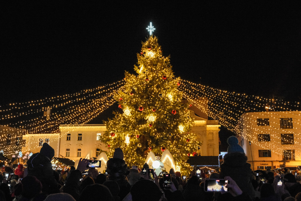 Stromček sa v Trnave zažal I Zdroj: Trnavské rádio 