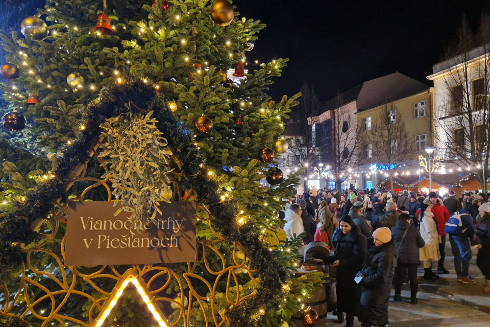 Vianočné trhy sú otvorené | Zdroj: Mesto Piešťany