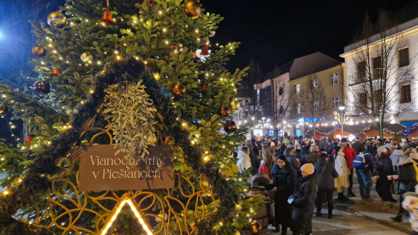 Vianočné trhy sú otvorené | Zdroj: Mesto Piešťany
