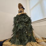 Zaujímavou bola vystavená figurína so šatami z prírodných materiálov a pávích pier | Foto: Michaela Martišíková, Trnavské rádio