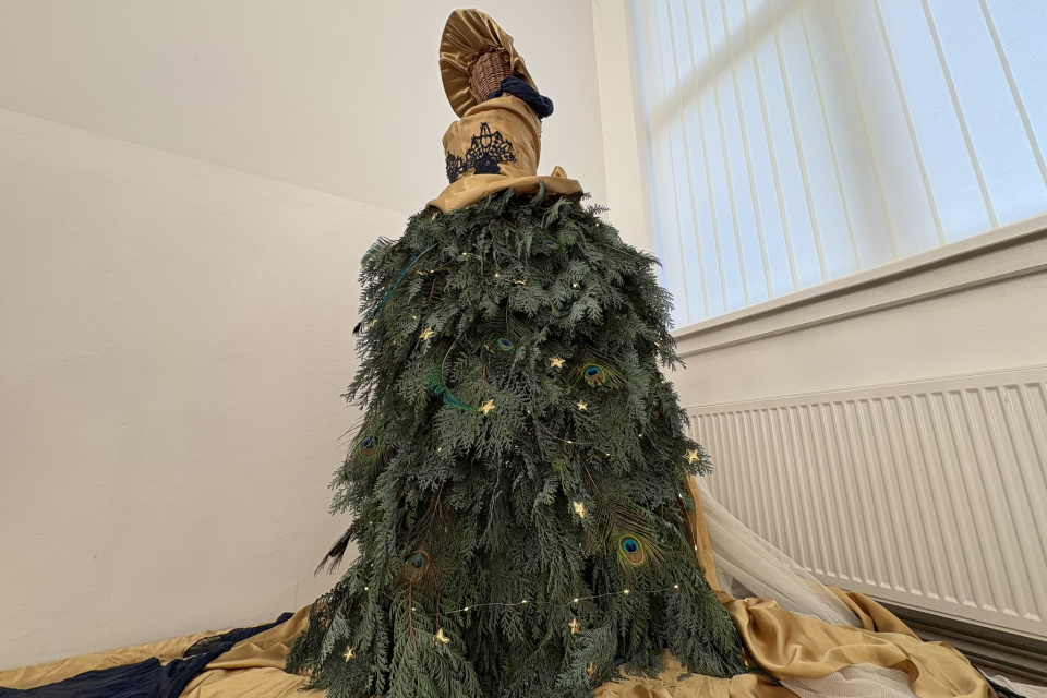 Zaujímavou bola vystavená figurína so šatami z prírodných materiálov a pávích pier | Foto: Michaela Martišíková, Trnavské rádio