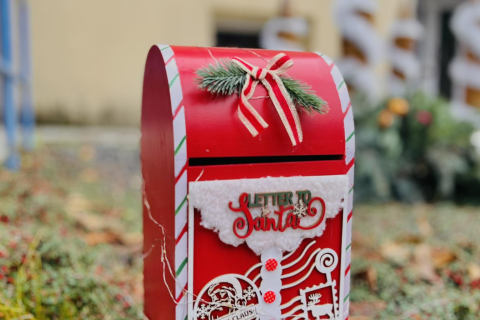 Vianočná schránka na listy pre Ježiška sa nachádza pred úradom | Foto: Obec Dolná Krupá