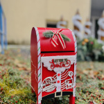 Vianočná schránka na listy pre Ježiška sa nachádza pred úradom | Foto: Obec Dolná Krupá