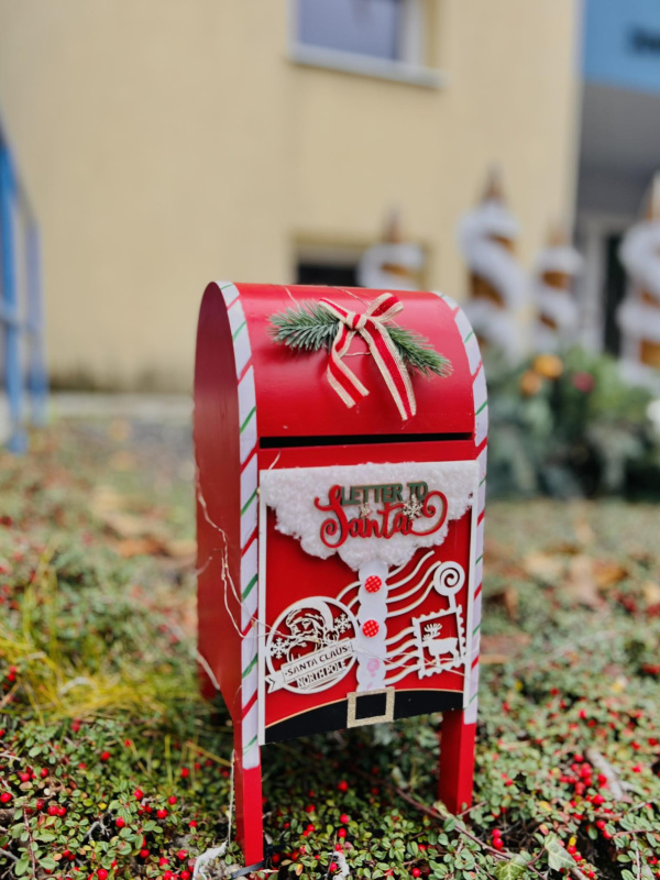 Vianočná schránka na listy pre Ježiška sa nachádza pred úradom | Foto: Obec Dolná Krupá