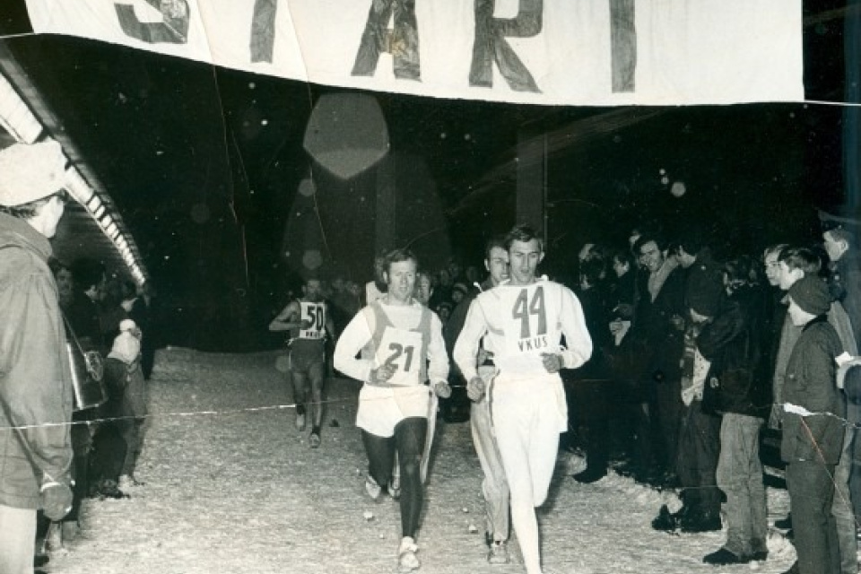 Historická fotografia tradičného Silvestrovského behu v Piešťanoch.