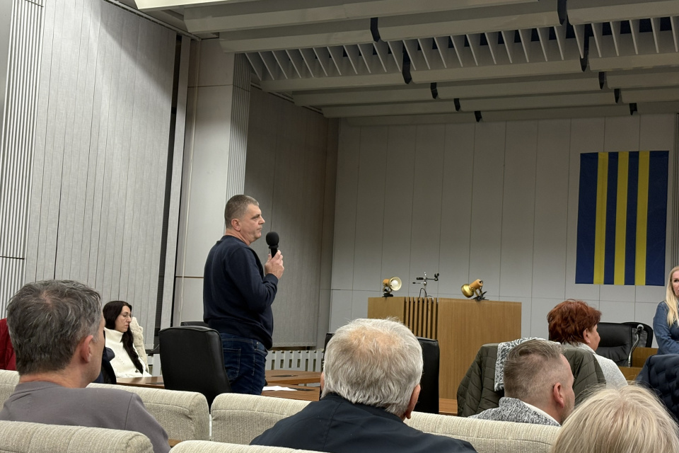 Galančania viac ako hodinu diskutovali a pýtali sa primátora, viceprimátora a poslancov mesta | Foto: Michaela Martišíková, Trnavské rádio