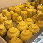 Sviečky vyrábajú ručne | Foto: Centrum pomoci pre rodinu