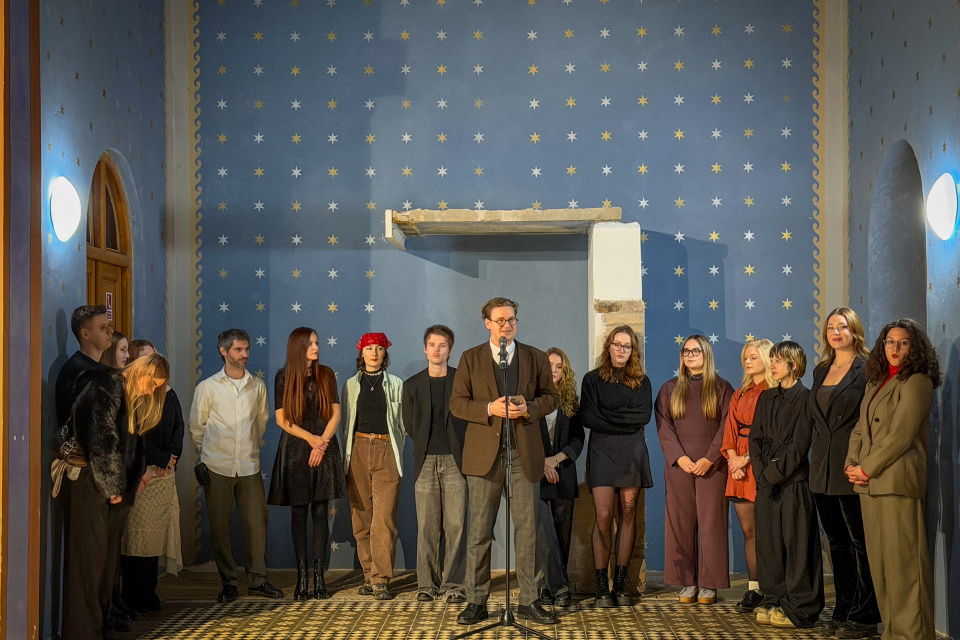 Vernisáž výstavy študentov UCM - Politika každodennosti. Na snímke autorský kolektív a riaditeľ GJK Adrián Kobetič. | Foto: dv, red.