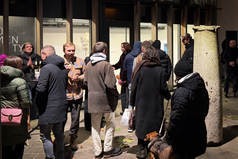 Veronika Verešová: Sedimenty únavy. Záber z vernisáže na Nádvorí. | Foto: dv., red.